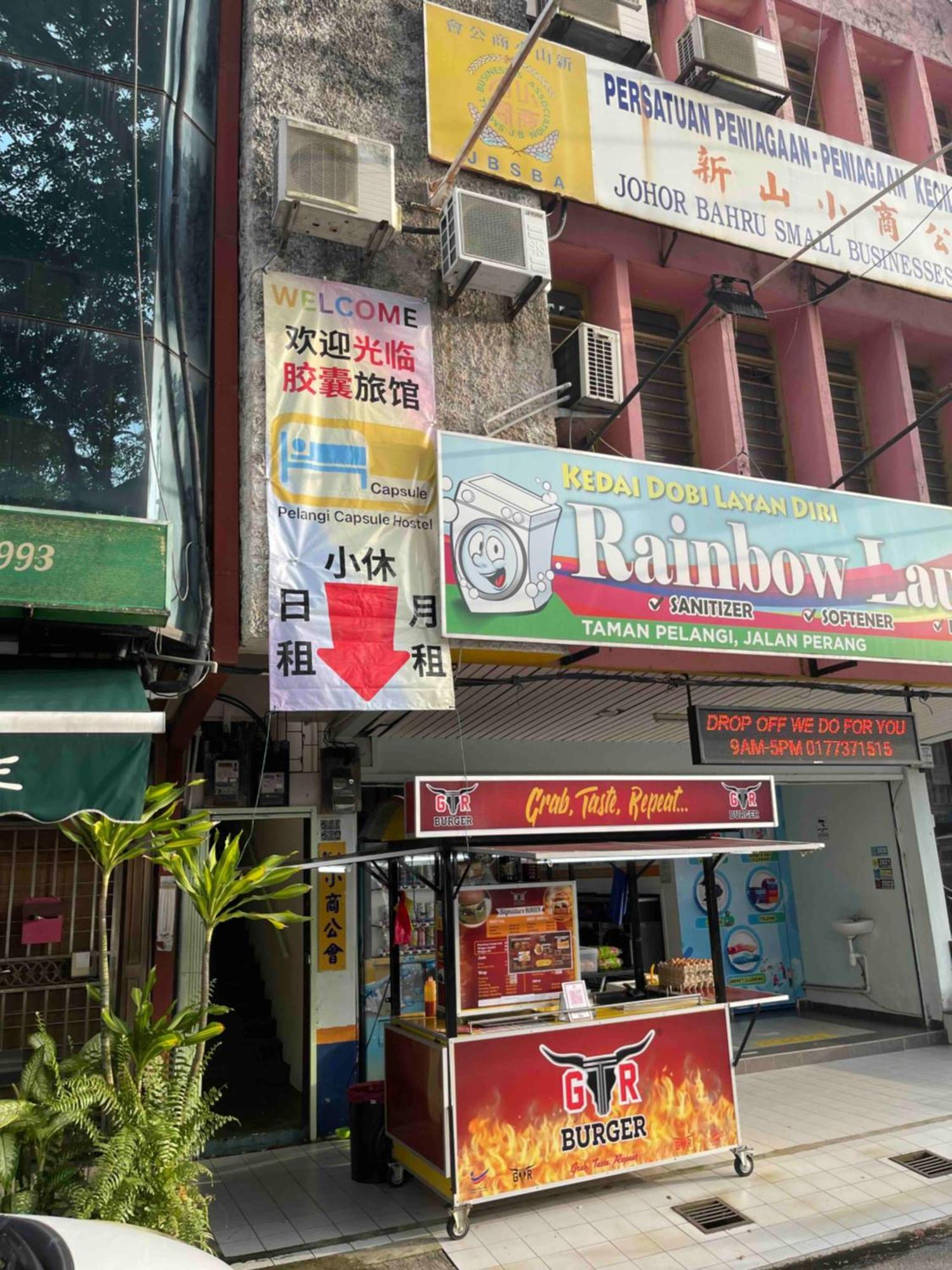 Pelangi Capsule Hostel Johor Bahru Bagian luar foto